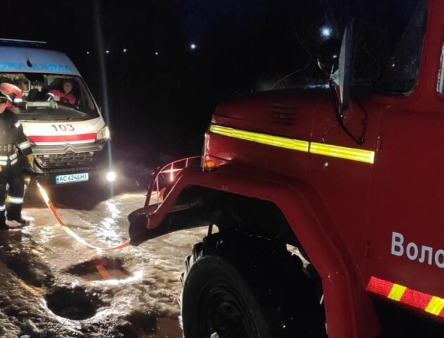 На Волині у льодовій пастці застрягла швидка з пацієнтом