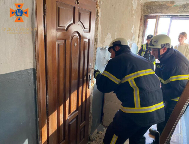 У Луцьку рятувальники виламали двері квартири, аби врятувати хворого