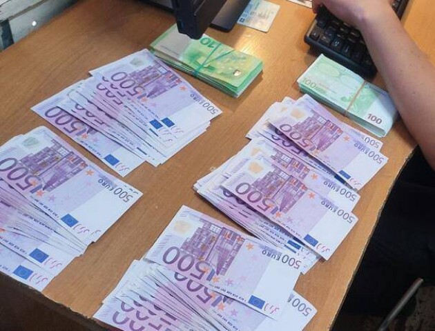 Дві туристки через «Устилуг» хотіли незаконно вивезти за кордон 70 тисяч євро