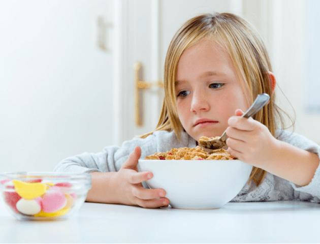 Що не можна давати дітям на сніданок