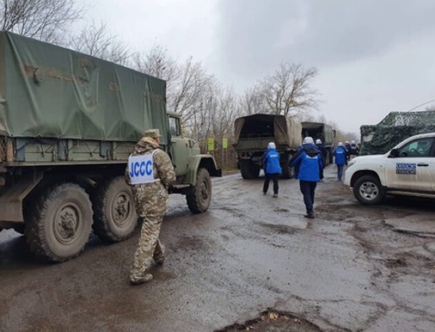 На Сході розпочали відводити українські війська