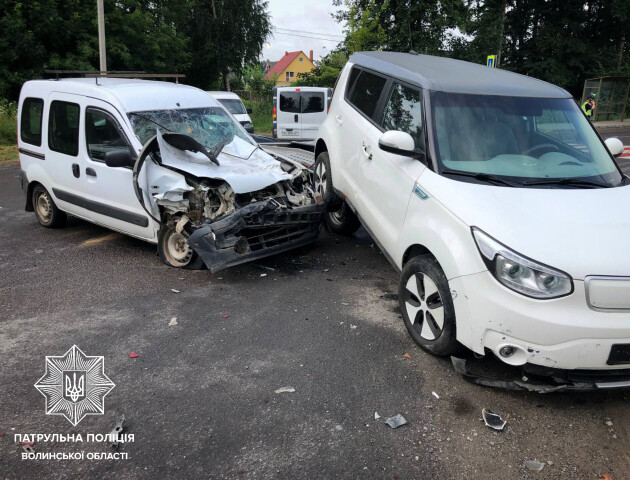 У Луцьку зіткнулися «Рено» і лавета з автомобілями. ФОТО