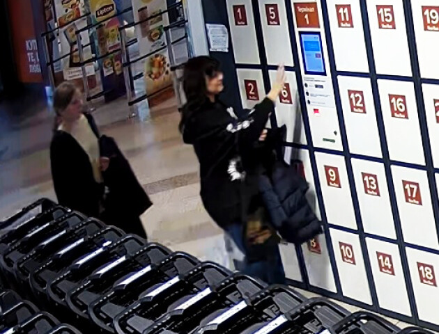 У Луцьку розшукують дівчат, які вкрали телефон із камери схову супермаркету. ФОТО