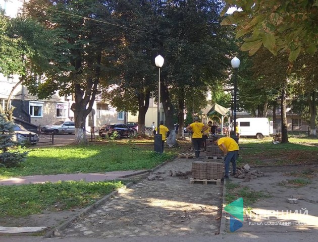 У центрі Луцька почали облаштовувати сквер. ФОТО