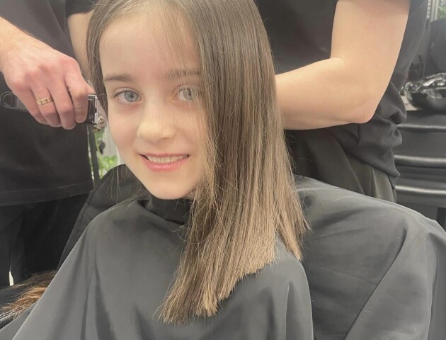 Школярка з Луцька обрізала довге волосся, аби віддати кошти для ЗСУ. ФОТО