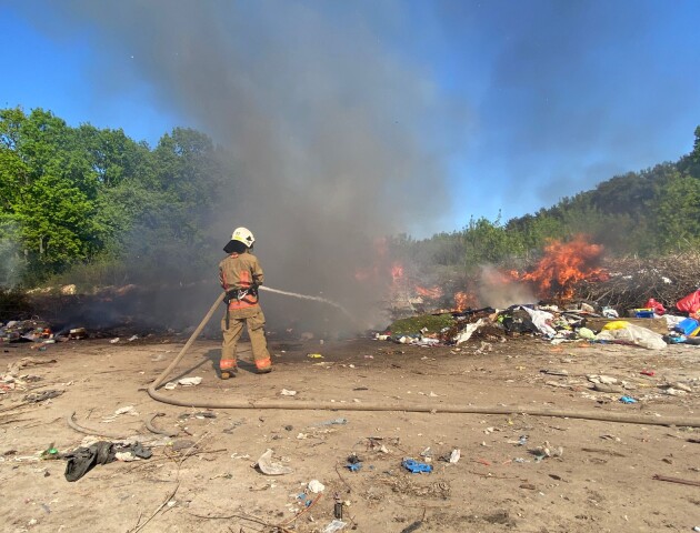 На Волині загорілося сміттєзвалище