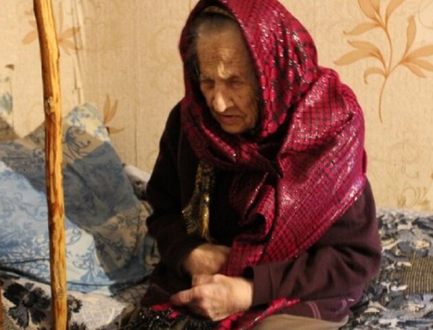 Єдина донька померла, внуки — за кордоном: на Волині столітню бабусю доглядає односельчанка
