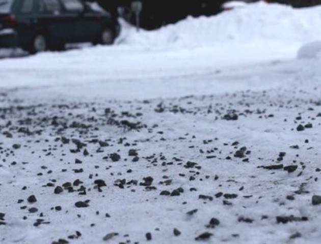 Луцькі комунальники оригінальним способом посипають тротуари піском. ВІДЕО