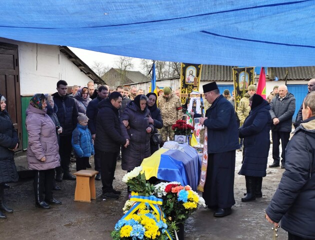 Кортеж зустрічали всім селом: поховали Героя з Волині