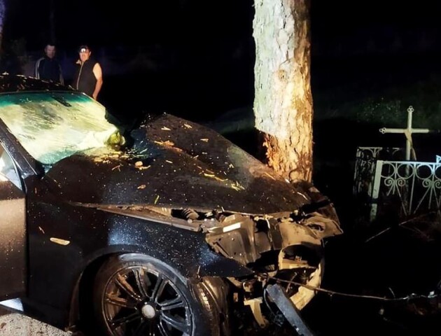 На Волині авто врізалося в дерево: водія діставали рятувальники