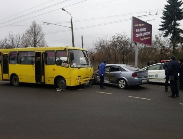 Подробиці аварії у Луцьку: маршрутка зіткнулася з легковиком, є постраждалі