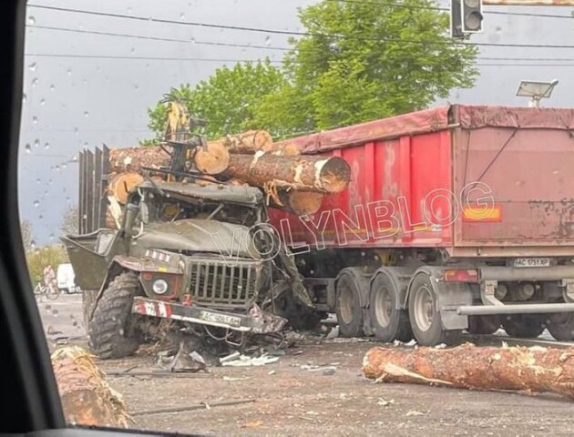 У ДТП за участі лісовоза і вантажівки на Волині постраждало троє людей, серед них – дитина