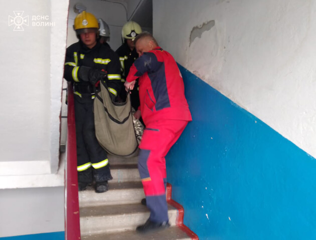 Ковельські рятувальники визволяли жінку з приміщення туалету