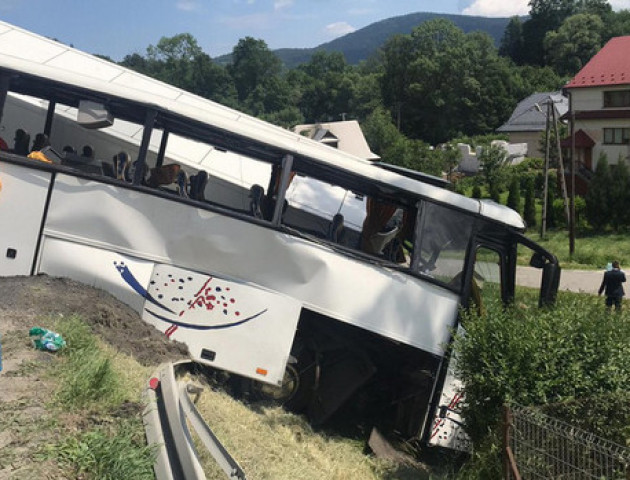 Кривава аварія в Польщі: автобус із дітьми потрапив у ДТП, понад 40 постраждалих. ФОТО. ВІДЕО
