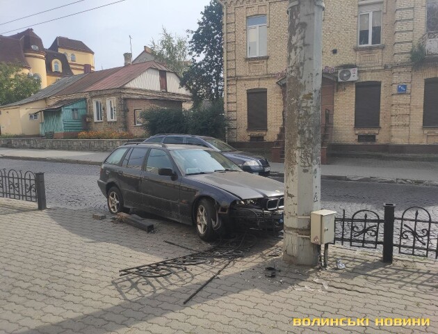 У Луцьку водійка на «BMW» знесла дорожню огорожу
