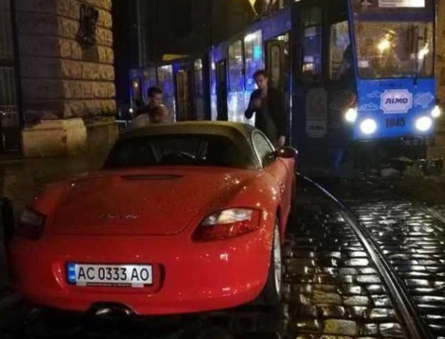 Луцька підприємниця у Львові заблокувала рух трамваїв своїм авто. ФОТО