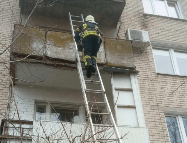 У Володимирі рятувальники визволили дитину із замкненої квартири