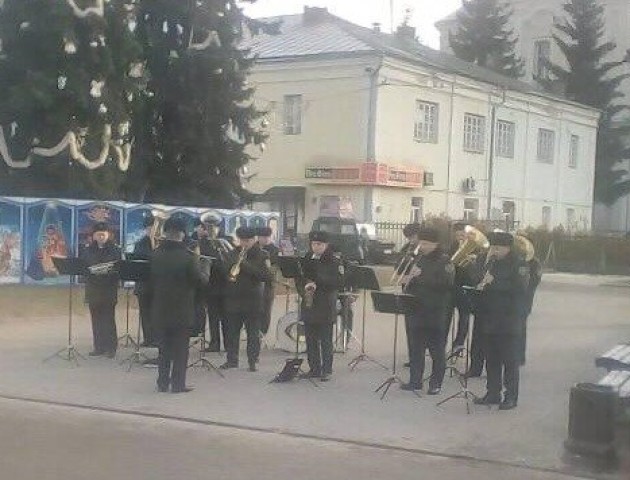 У центрі Луцька оркестр ЗСУ створює святковий настрій