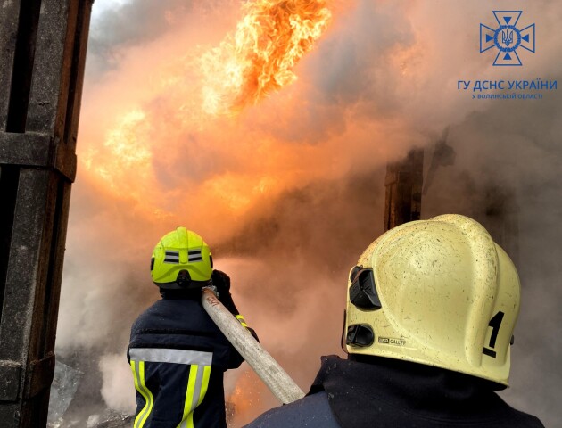 Показали, як у Луцьку рятувальники приборкували пожежу після обстрілу ракетами. ВІДЕО