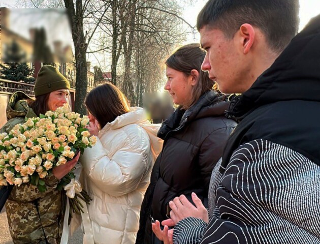 Мама приїхала з фронту. Щемна зустріч у Луцьку