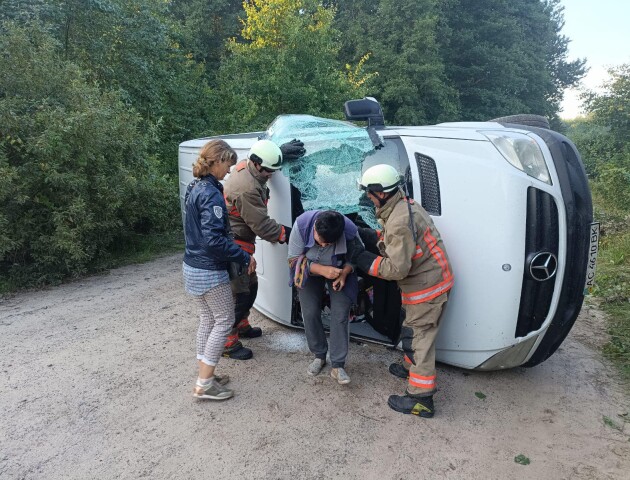 На Камінь-Каширщині сталася ДТП: людину з авто діставали рятувальники