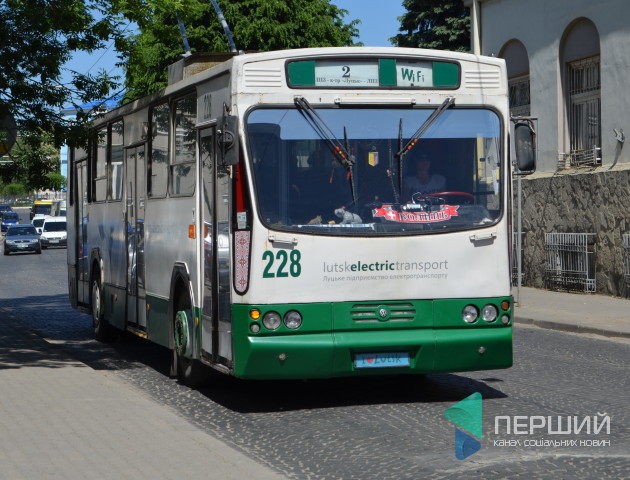 У Луцьку – ранковий тролейбусний «колапс». ВІДЕО