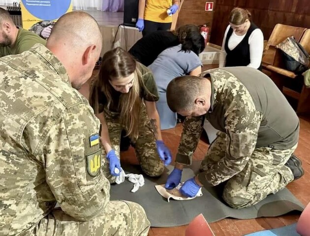 Представники ТЦК у Локачах вчили цивільних рятувати життя