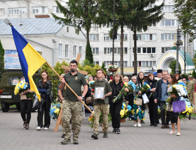 У Луцьку провели в останню дорогу полеглого захисника. ФОТО