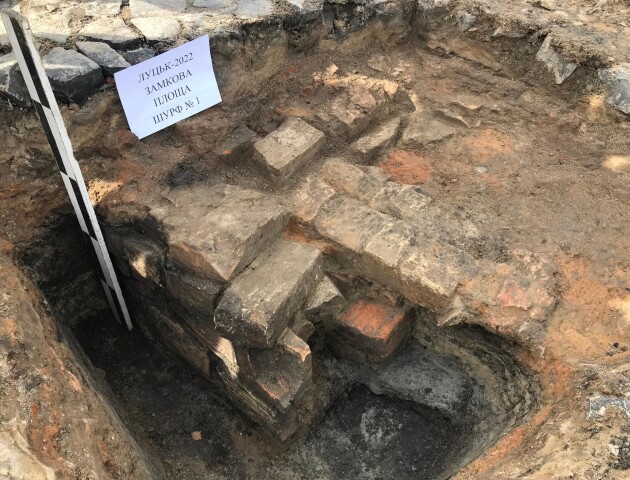На Замковій площі у Луцьку виявили мурування середньовічної забудови