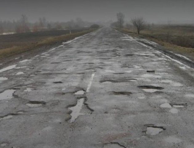 Машини гублять колеса: волиняни скаржаться на погану дорогу. ВІДЕО