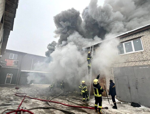 Під час пожежі в гаражі у Луцьку обгорів чоловік