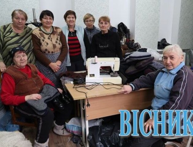У Ківерцях бабусі-пенсіонерки шиють бійцям ЗСУ тепле взуття