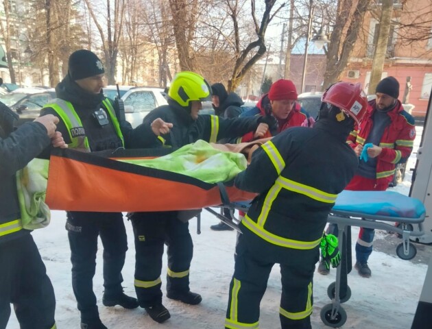 Волинські рятувальники за зачиненими дверима знайшли тіло чоловіка