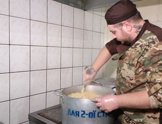 Кожен українець має робити свій вклад у перемогу: кухар з Луцька готує обіди нацгвардійцям