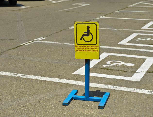 У Луцьку штрафують водіїв, які припаркувалися на місцях людей з інвалідністю