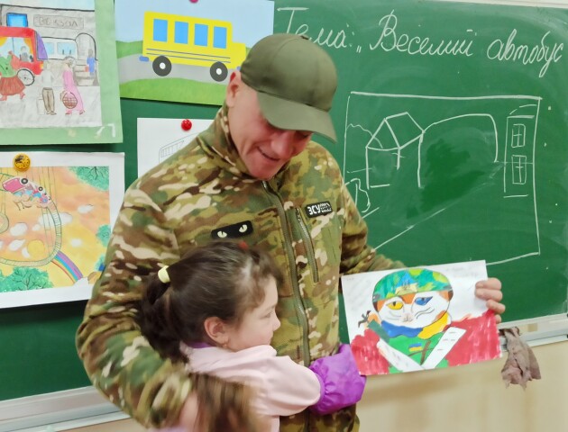 Військовий зустрівся з дівчинкою з Луцька, яка намалювала врятованого кота з жовто-блакитними очима