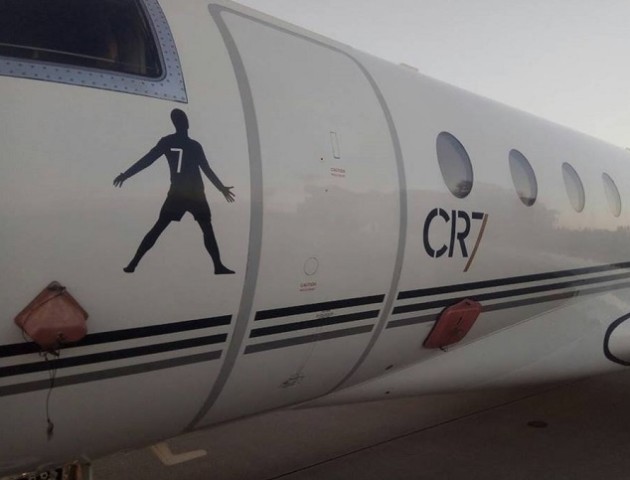 Родина Криштіану Роналду прилетіла у Київ на власному літаку футболіста. ФОТО