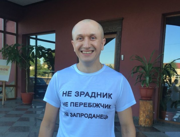 Луцькому депутата подарували футболку «зі змістом». ФОТО