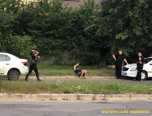 Вийшов з машини і впав: у Луцьку затримали п'яного водія таксі