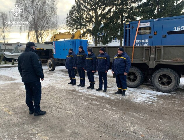 Волинські рятувальники повезли на Одещину дві силові електростанції. ФОТО