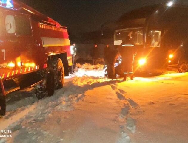 На Волині у снігову пастку потрапив автобус із пасажирами