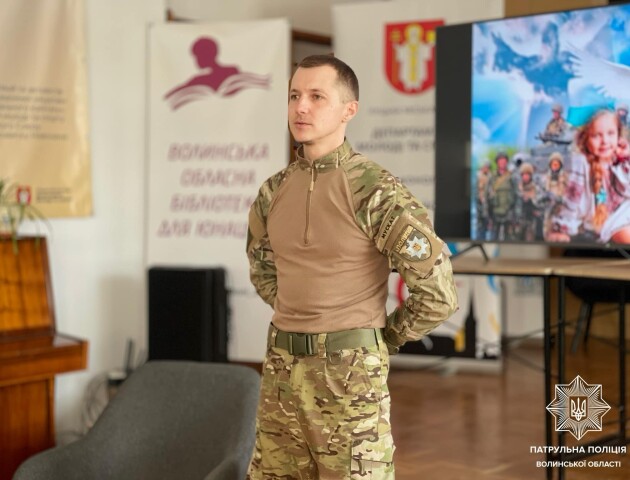 Патрульний, який нині захищає Україну від ворога, зустрівся з луцькими ліцеїстами