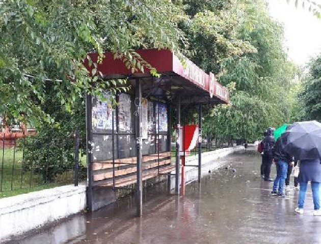 У Ковелі поставили зупинки, де не сховаєшся від дощу