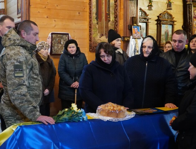 Пішов на війну після поранення сина. У Володимирі поховали батька трьох дітей