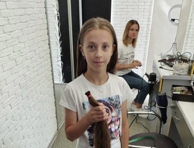У Луцьку школярка обрізала волосся, щоб допомогти ЗСУ