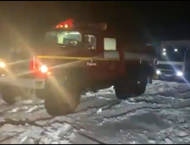 У Луцькому районі вантажівка застрягла у снігу й перекрила дорогу