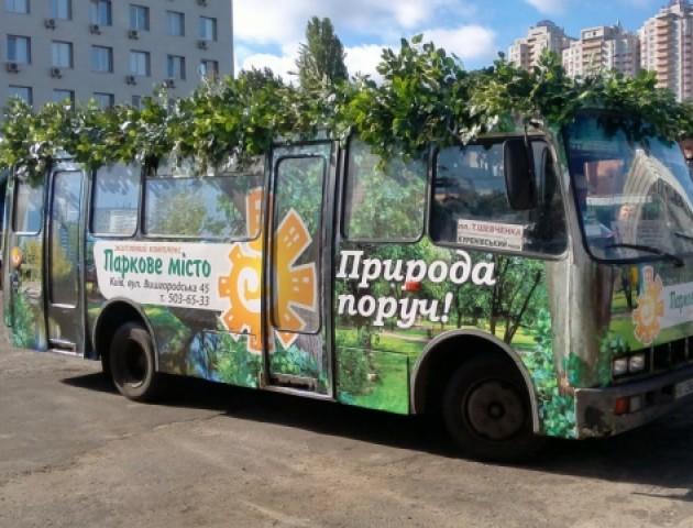 Лучанка поскаржилася на маршрутки, з яких нічого не видно через рекламу