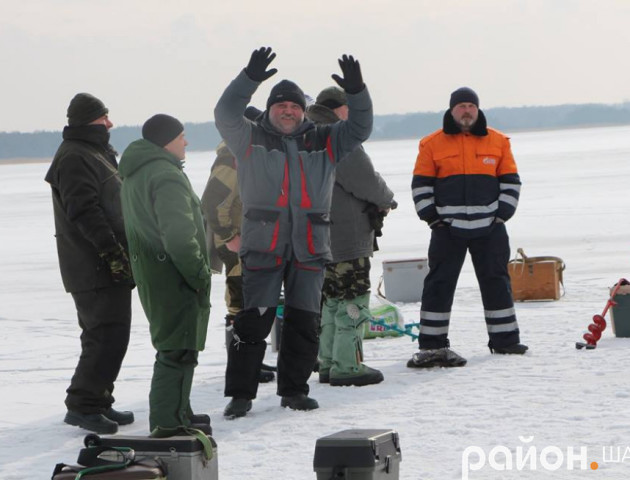 Рибалки зі всієї Волині приїхали до Світязя на зимову риболовлю. ФОТО