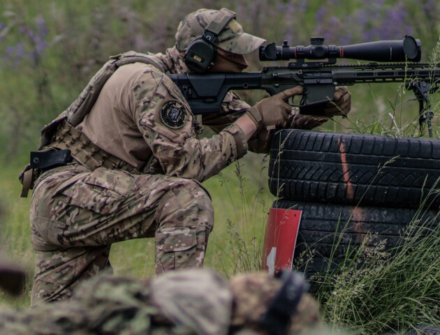 Від оборони Бориспіля – до влучного снайпера. Україну захищає «Буйвол»