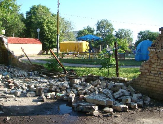 У місті на Волині завалися огорожа містечка дитячих атракціонів. ФОТО